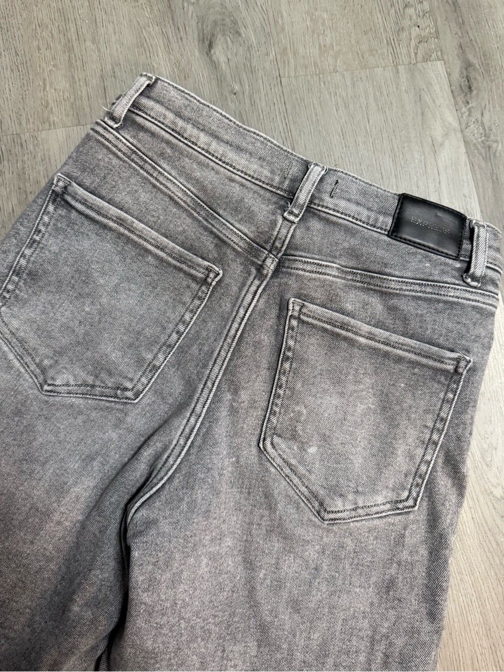 •EXPRESS• HIGH RISE BERMUDA DENIM SHORTS - Picture 4 of 6